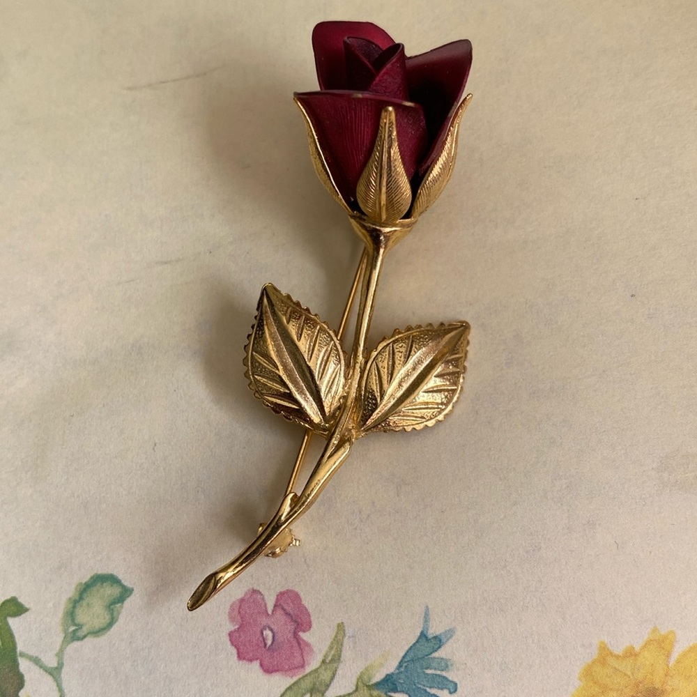 Beautiful Goldtone Stalk of Red Rose Ladies Brooch Pin. Like new, barely used. - Picture 3 of 10
